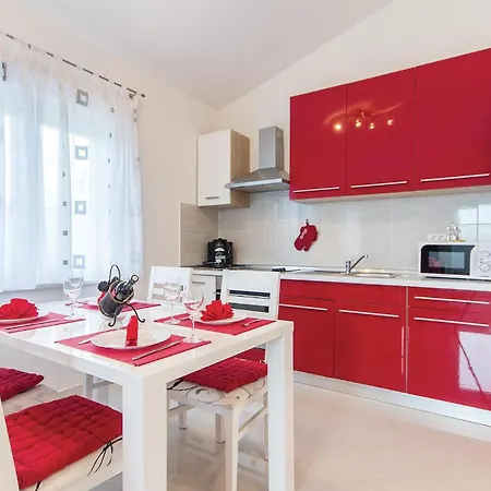 1 Bedroom Lovely Home In Pula *
